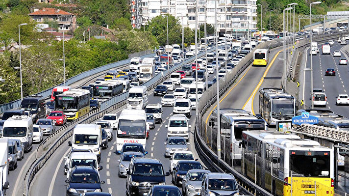 Koronavirüsle ile mücadele kapsamında hafta sonu uygulanan iki günlük sokağa çıkma kısıtlaması sonrasında bugün İstanbul'da bazı noktalarda trafik yoğunluğu yaşandı.