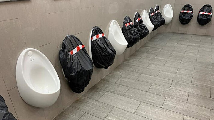 Tayland'da bir restorantta öğle yemeği yiyen insanlar.