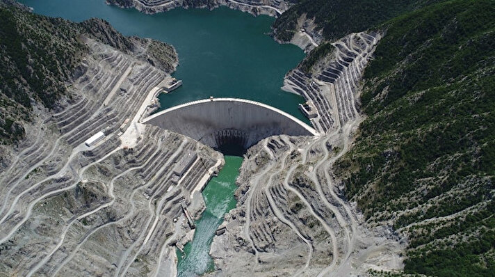 Türkiye’nin en hızlı akan nehri olan Çoruh Nehri üzerinde yapımı tamamlanan ve elektrik üreten Muratlı Barajı ve HES, Borçka Barajı ve HES, Deriner Barajı ve HES ile Artvin Barajı ve HES’in ülke ekonomisine dev katkı sağlamış oldu.