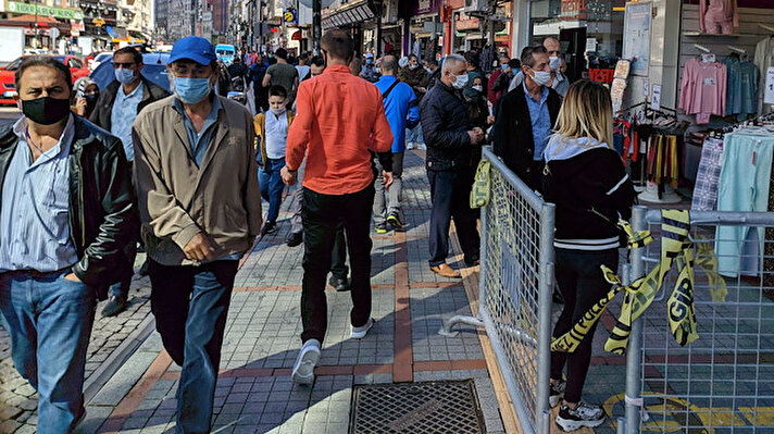 Rize’de, koronavirüs vakalarında son günlerde yaşanan azalma, havaların ısınması, normalleşme sürecinin başlaması ve çay hasat hazırlıkları ile vatandaşlar, cadde ve sokakları dolduruyor. Polis ekipleri ise kalabalığın görüldüğü cadde ve sokaklarda vatandaşları sosyal mesafe kurallarına uymaları yönünde uyarmayı sürdürüyor. Yoğunluğun yaşandığı alanlarda ise asılan yeni uyarı afişleri çoğaltıldı.