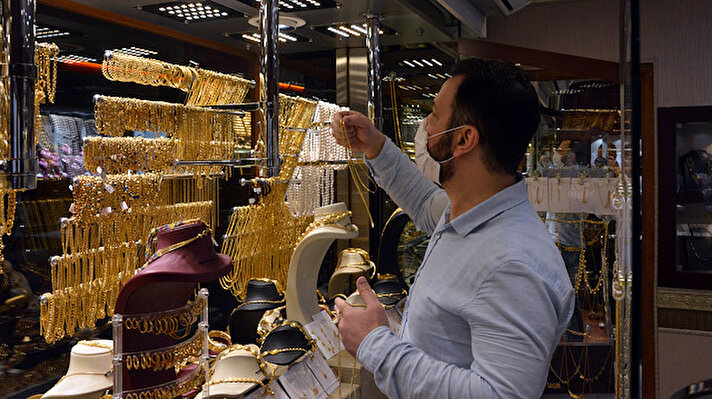 Altın takı üretiminde İstanbul'dan sonra Türkiye'de ikinci sırada yer alan Kahramanmaraş'taki takı üretim atölyeleri ve takıların vitrinlerinde satıldığı kuyumcular, tarihinin en sessiz günlerini yaşıyor.