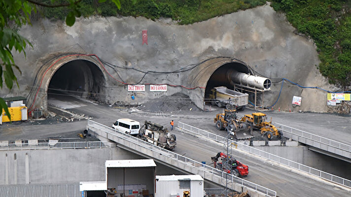 Gümüşhane- Trabzon kara yolu üzerinde yapılan ve dönemin başbakanı Binali Yıldırım tarafından 17 Mart 2017'de temeli atılan Yeni Zigana Tüneli'nde delme çalışmaları, çift yönlü sürdürülüyor.