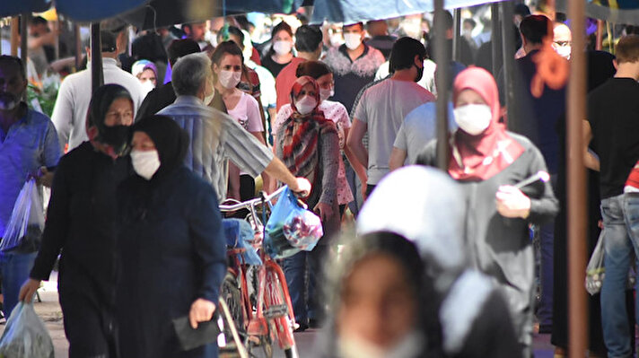 İçişleri Bakanlığı'nın talimatıyla, 14 büyükşehir ve Zonguldak'ta, bu gece saat 24.00'ten itibaren uygulanacak olan 4 günlük sokağa çıkma yasağı öncesi, Bursa'da vatandaşlar, pazarlara akın etti. 