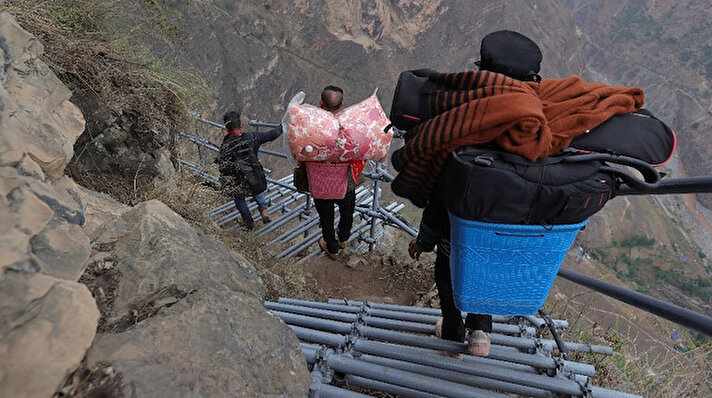 Çin'in Siçuan bölgesinde bulunan 800 metre yüksekliğindeki bir uçurumun yamacında bulunan Atulie'er köyü tahliye edildi.