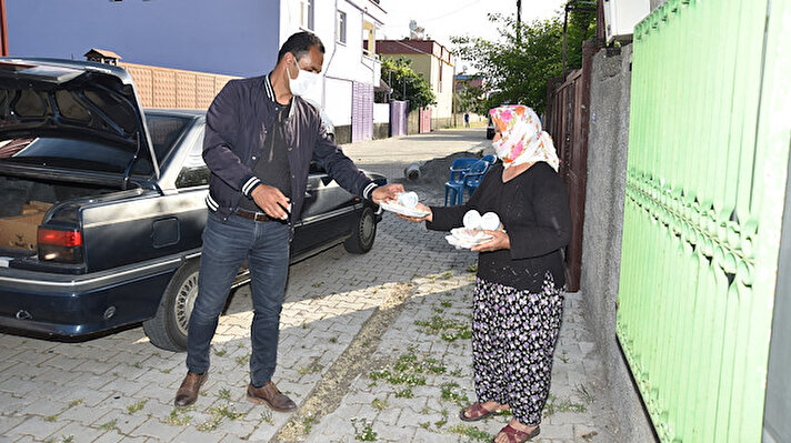 İlçenin 350 nüfuslu Yeniköy Mahallesi'ndeki yaşlılar için hayırseverler tarafından iftarlık hazırlanıyor. Mahalle muhtarı Kenan Yılmaz, evleri tek tek dolaşarak bu iftarlıkları 65 yaş üstü kişilere ulaştırıyor.