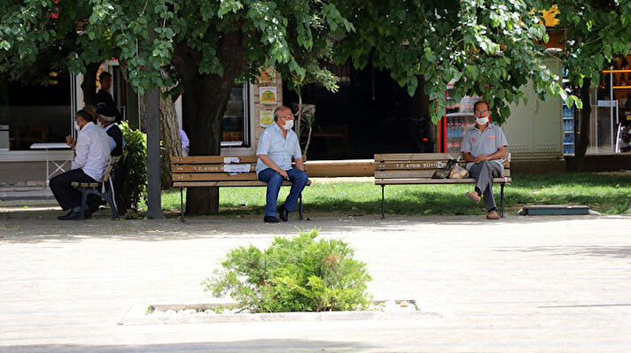 Yeni tip koronavirüs (Kovid-19) nedeniyle sokağa çıkma kısıtlamasının uygulanmadığı kentin işlek noktaları olan Atatürk Kent Meydanı ve İstasyon Meydanı'nda, hava sıcaklığının etkisiyle çok az insan görüldü. 

