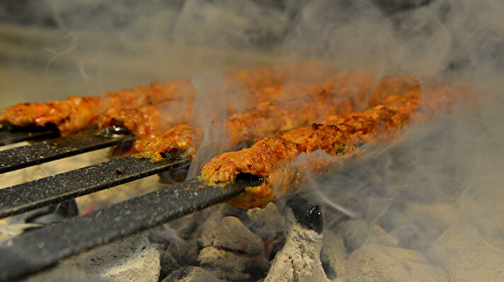 Kırmızı et, tavuk ve hatta balıktan kebap yapılan Adana'da, yeni bir kebap çeşidi daha ortaya çıktı. 
