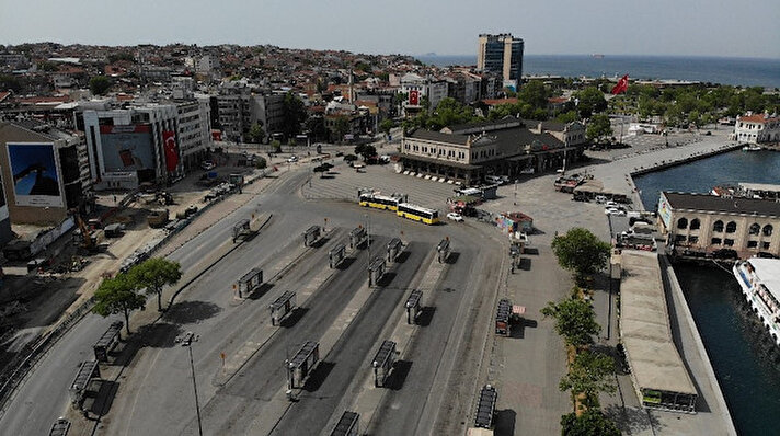İçişleri Bakanlığı'nın 14 Büyükşehir ile Zonguldak'ta alınan sokağa çıkma kısıtlamasının ilk gününde meydanlar sessizliğe büründü.