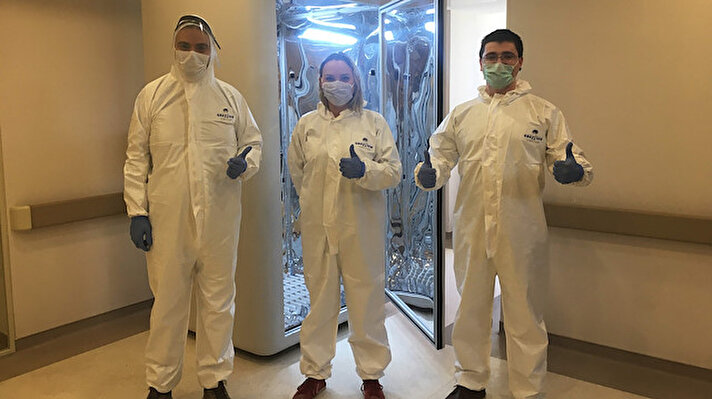 Maltepe Üniversitesi Mühendislik ve Doğa Bilimleri Fakültesi Kuantum Optiği ve Elektroniği Teknolojileri Laboratuvarı Sorumlusu Prof. Dr. Afif Sıddıki ve ekibi, COVID-19 salgını savaşında virüsün bulaşma riskini yok eden dezenfeksiyon cihazları üzerine çalışıyor. 