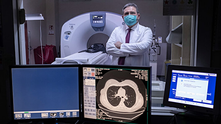 Pek çok vakaya akciğer tomografisi ile vakit kaybetmeden erken teşhis konulabilmesi de Türkiye'nin koronavirüsle mücadelesinde başarı hikayesi yazmasını sağladı. İstanbul'un en önemli görüntüleme merkezi konumundaki pandemi hastanelerinden Sağlık Bilimleri Üniversitesi (SBÜ) Ümraniye Eğitim ve Araştırma Hastanesi Başhekimi Doç. Dr. Necdet Sağlam, hem hastaların tomografiye ulaşmasının aylar sürdüğü, hem de yüksek maliyetler nedeniyle Avrupa veya Amerika'da Kovid'le mücadelede radyolojik görüntülemenin etkin bir şekilde kullanılamadığını vurgulayarak, “Bilgisayarlı Tomografi (BT), hekimlerimizi erken teşhise yönlendiren en önemli cihazlardan biri haline geldi bu dönemde. Elimizdeki tomografi cihazlarının yeterli olması ve 24 saat kesintisiz hizmet verilebilmesi de hastalarımız ve hekimlerimiz açısından çok büyük kolaylık sağladı. Erken teşhis ve tedavide çok avantajlı duruma geçtik” dedi.