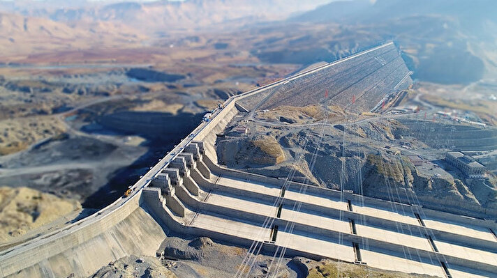 Tarım ve Orman Bakanı Bekir Pakdemirli, Türkiye’nin 70 yıllık rüyası olan ve Cumhurbaşkanı Recep Tayyip Erdoğan tarafından 2008 yılında temeli atılan Ilısu Barajı ve Hidroelektrik Santrali’nde elektrik üretiminin başlayacağını müjdeledi. 