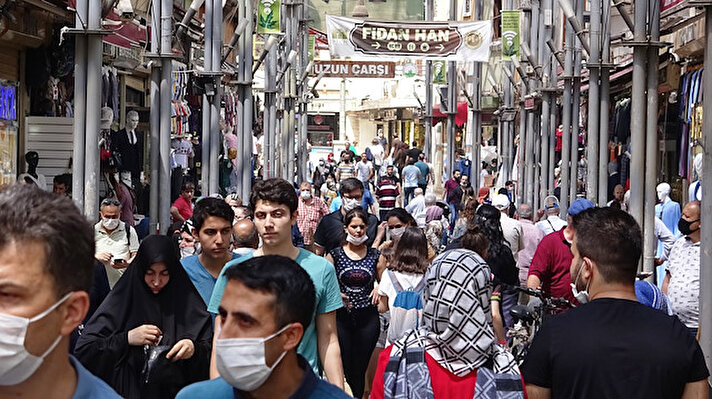 Bursa’da, koronavirüs önlemleri kapsamında uygulanan 4 günlük sokağa çıkma kısıtlamasının bitmesinin ardından, cadde ve sokaklar hareketlendi. 