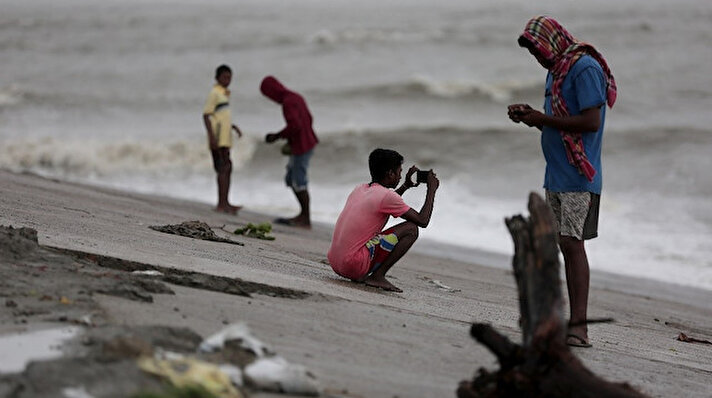 Hindistan ve Bangladeş'i bu akşam saatlerinde etkisi altına alması beklenen Amphan Kasırgası, Bengal Körfezi'ne doğru ilerliyor. 
