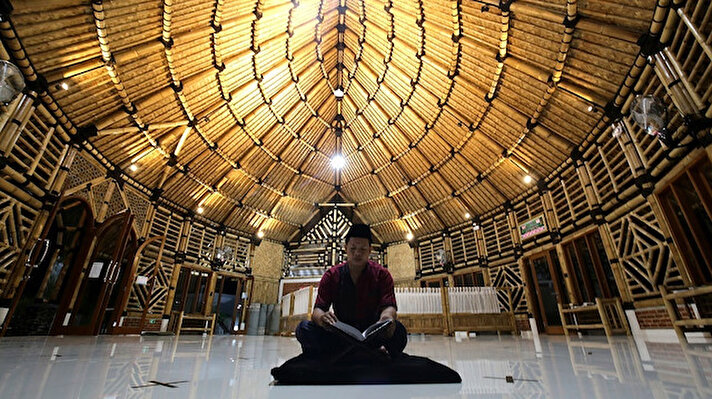 Sanskrit dilinde "Sütun Dünyası" anlamına gelen, 260 metre karelik bir alanı kaplayan ve yapısının yüzde 60'ı bambudan oluşan Saka Buana Camisi, Endonezya'da bambudan yapılan camiler içerisinde en büyüğü olarak yer alıyor.