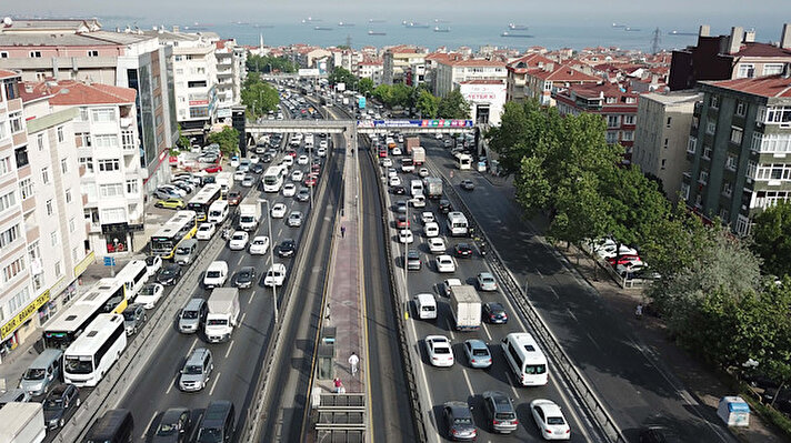 Koronavirüsün Türkiye'de görülmesinin ardından, salgınla mücadele kapsamında yapılan 'evde kal' çağrılarına kulak verilmesinin ardından İstanbul'da trafik yoğunluğunda azalma olmuştu. 