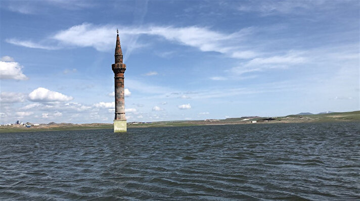 Baraj suyu altında kalan Çamçavuş köyünden geriye sadece cami minaresi kaldı.