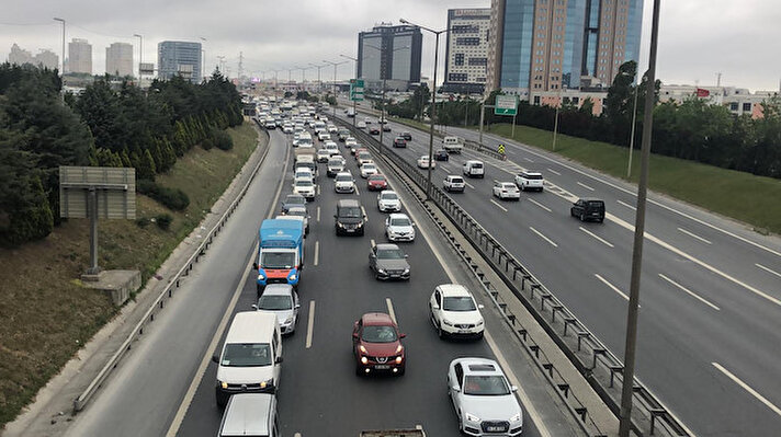 İstanbul’da 4 günlük sokağa çıkma kısıtlamasının sona ermesinin ardından trafikte hareketlilik de devam ediyor. Saat 17.00 itibariyle İstanbul trafik yoğunluk haritasına göre, trafik yoğunluğu yüzde 53'e ulaştı.