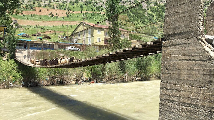Beytüşşebap ilçesine bağlı Başaran köyü sakinleri, yaklaşık 40 yıl önce o dönem Hakkari'ye bağlı oldukları için valiliğine başvurarak köprü yapılmasını talep etti. 