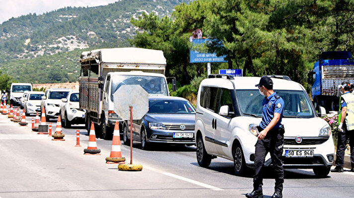 Bodrum'un tek girişi olan Torba'da, trafik uygulama noktasında, koronavirüs tedbirleri kapsamında önlemler artırıldı. 