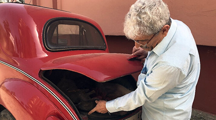 İtalyan otomobil firması Fiat'ın II. Dünya Savaşı'nın başlarında piyasaya sunduğu klasiklerden olan aracına aileden bir birey gibi davranan Sarıboğa, 65 yaş ve üzeri vatandaşların dışarı çıkma yasağı olduğu günlerde otomobilinin bakımlarını kapısının önünde aksatmadan yapıyor.