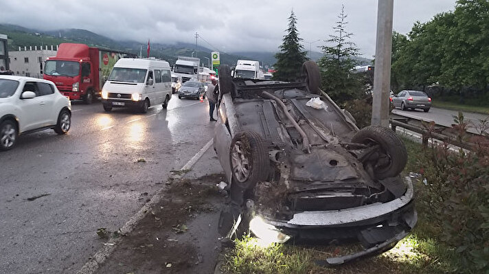  Samsun'dan Ordu yönüne giden sürücüsünün kimliği öğrenilmeyen 34 YN 4168 plakalı otomobil, yağmur nedeniyle kayganlaşan yolda kontrolden çıkarak, takla attı. 