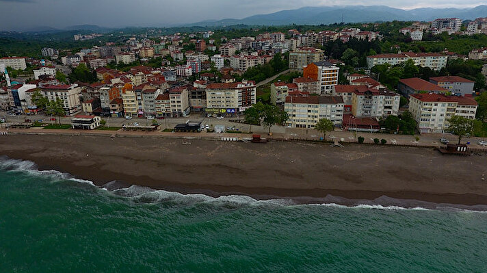 
İstanbul ve Ankara gibi iki metropol kentin arasında olan, ulaşım kolaylığı nedeniyle günübirlik tatilcilerin yoğun olarak tercih ettiği "Batı Karadeniz'in İncisi" olarak adlandırılan Akçakoca'da 38 kilometrelik sahil şeridi sessizliğe büründü.