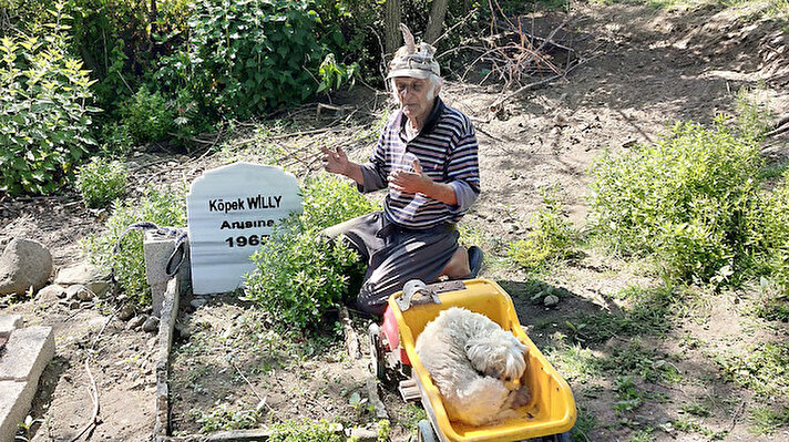  Hayvan sevgisiyle örnek olan Özdemir, 1965 yılında kaybettiği ilk köpeği 'Willy' için de arazisine mermer mezar yaptırdı. 
