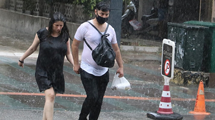 Sabah saatlerinde İstanbul'da yağmur etkili oldu. 