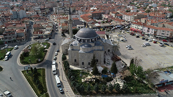 Cedid Ali Paşa tarafından 1555 yılında Mimar Sinan'a yaptırılan cami, 4 satırlık Türkçe inşa kitabesi ve 10 satırlık tamir kitabesi ile dikkati çekiyor.

