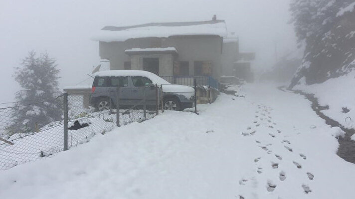 Trabzon ile Gümüşhane sınırındaki Zigana Dağı'nda sabah saatlerinde hava sıcaklığının düşmesiyle kar yağışı başladı. 
