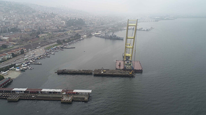 Seka Kağıt Fabrikası'nın çalıştığı yıllarda fabrikaya hizmet veren ve 17 Ağustos 1999 depreminde kara ile bağlantı kısmı yıkılan beton iskele, o günden bu yana İzmit Seka Park sahilinde atıl durumda bulunuyordu. 