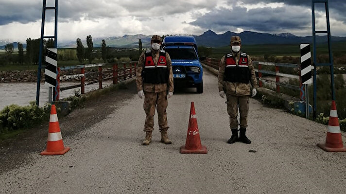 Kuveyt'ten İstanbul'a hava yoluyla geldikten sonra 14 günlük karantinaya girmeden kara yolu ile Erzurum'un Horasan ilçesine geçen 2 işçiye Kovid-19 testi yapıldı.
