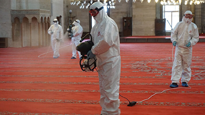 Koronavirüs tedbirleri kapsamında toplu ibadete kapalı olan camilerde 29 Mayıs'ta ilk cuma namazı kılınacak. Süleymaniye Camii cuma namazı öncesi  Fatih Belediyesi ekipleri tarafından dezenfekte edildi.