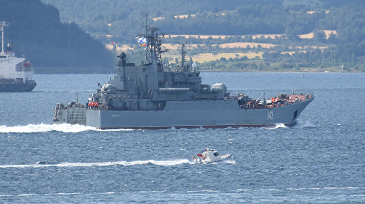 Ege Denizi'nden saat 16.00'da Çanakkale Boğazı'na giriş yapan Rus Donanması'nın Karadeniz Filosu'na bağlı 142 borda numaralı savaş gemisi 'Novocherkassk', saat 17.00 sıralarında Çanakkale önlerine ulaştı.