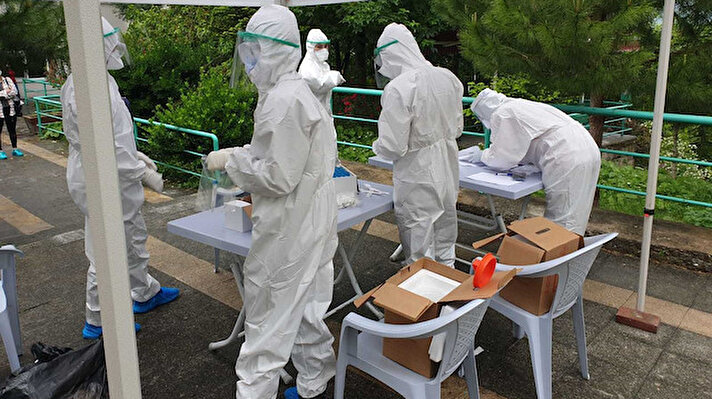 Bartın’da, 11 Mayıs tarihinde berber ve kuaförlerin faaliyete geçmesinin ardından kentteki berber, kuaför sahipleri ve çalışanları ile temaslı oldukları kişilere koronavirüs testi yapıldı. 