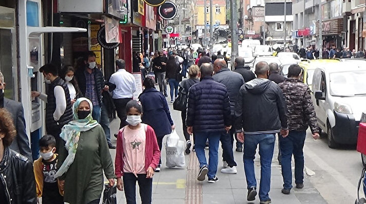 İçişleri Bakanlığı genelgesi doğrultusunda Zonguldak’ta bu gün 0-14 yaş arası sokağa çıktı. 11:00 ila 15:00 saatleri arasında sokağa çıkma izni verilen minikler adeta sokağa akın etti.