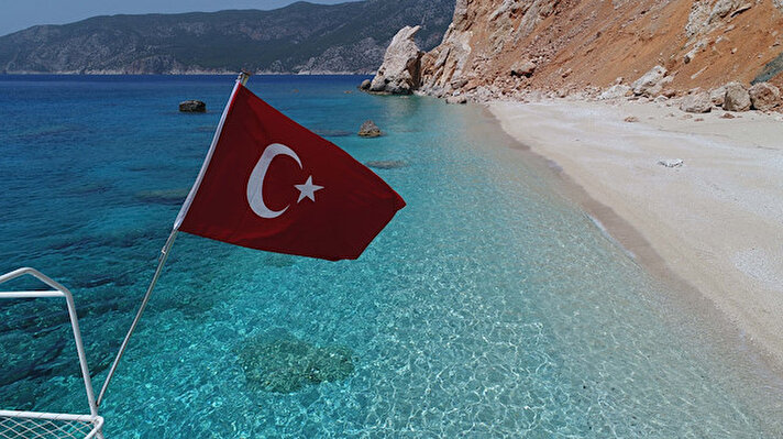 'Turizmin başkenti' Antalya'da, 640 kilometre sahil bandında 202'si mavi bayraklı olan plajlarının yanı sıra el değmemiş koylarıyla her yıl milyonlarca yerli ve yabancı turist ağırlanıyor. Koronavirüs sürecinde hem turizmin durması hem de denize girmenin yasak olması nedeniyle sahiller ve koylarda tarihin en sessiz günleri yaşanıyor.