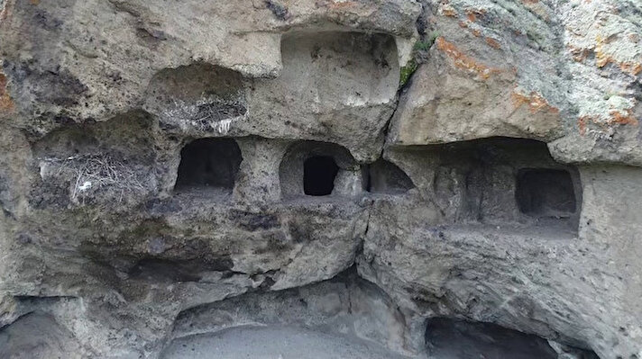 Erzurum - Pasinler kara yolunun Hamamderesi mevkinde bulunan, Kültür ve Turizm İl Müdürlüğünce 5 yıl önce 'kaya mezarları' olarak tescili yapılan alanda incelemeler devam ediyor. Kaya mezarları, görüntüsü ve yapılış şekli nedeniyle uzunca bir süredir akademisyen ve tarihçilerin ilgisini çekiyor. 