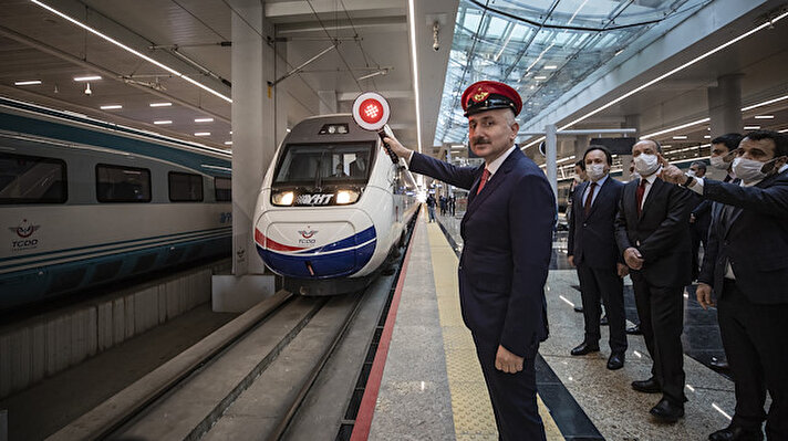 Ulaştırma ve Altyapı Bakanı Adil Karaismailoğlu, normalleşme sürecinin önemli bir adımını daha attıklarını belirterek "Ara verdiğimiz Yüksek Hızlı Tren (YHT) seferimizi yeniden başlatıyor, ilk trenimizi Ankara'dan İstanbul'a yolcu ediyoruz." dedi.