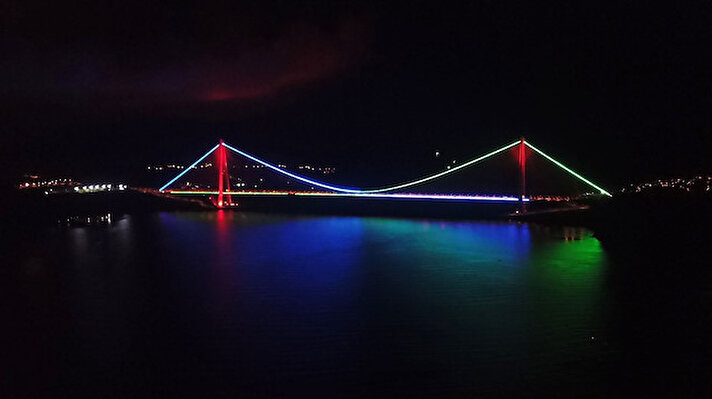 Azerbaycan, cumhuriyetin ilanının 102. yılını kutluyor. İstanbul'da önemli günlerde renk ve ışık gösterilerine sahne olan Galata Kulesi ile köprüler de Azerbaycan bayrağının renkleri ile aydınlatıldı.