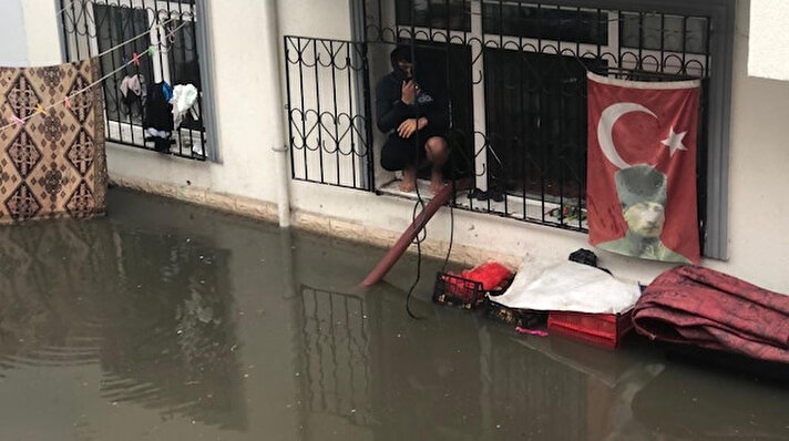 Ankara’nın Yenimahalle ilçesinde şiddetli yağmurun ardından 5 ev ve 2 depoyu su bastı.