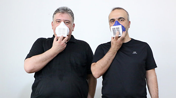 Aksaray Üniversitesi (ASÜ) öğretim üyeleri tarafından üretilen elektronik maskeyle, başta yeni tip koronavirüs (Kovid-19) olmak üzere virüs ve mikropların vücuda girmesi ve solunum yoluyla dışarı çıkması engelleniyor.

