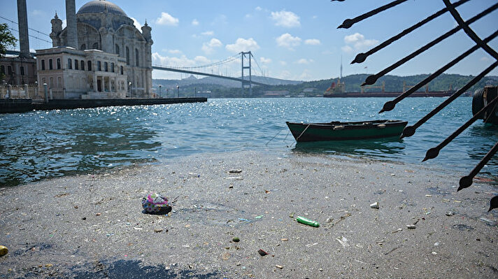 Beşiktaş, Ortaköy ve Arnavutköy sahilinde deniz üzerinde biriken çöp tabakaları görenlerin tepkisine neden oldu.