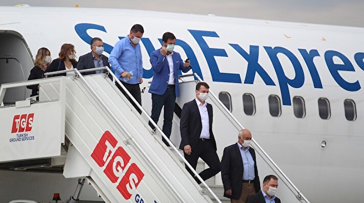 Yeni tip Korona virüs(Covid-19) tedbirleri kapsamında uçuşlarını durduran SunExpress, bugün kademeli olarak iç hat uçuşlarına başladı. İzmir (ADB)-Antalya (AYT) seferini yapan uçak, Antalya Havalimanına inişini gerçekleştirdi.