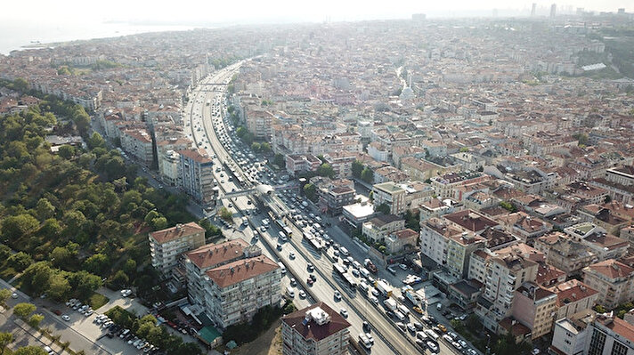 İstanbul Büyükeşehir Belediye trafik yoğunluk haritasına göre, İstanbul'da saat 18.00'de trafik yüzde 54 olarak görülüyor. 