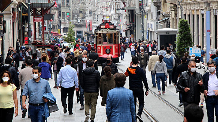 Beyoğlu Kaymakamlığı İlçe Hıfzısıhha Kurulu tarafından koronavirüsle mücadele kapsamından 8 Mayıs tarihinde alınan kararla Taksim Meydanı ve İstiklal Caddesine maskesiz girmek yasaklanmıştı. 