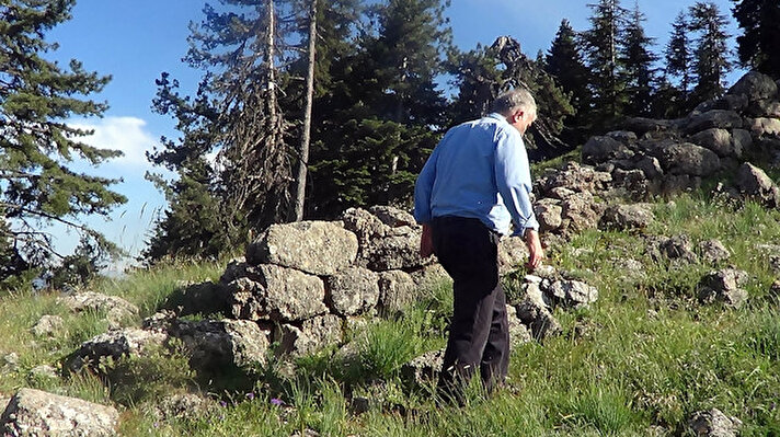İlçenin kırsalındaki 1850 rakımlı Çiğşar Mahallesi'nde kuzu göbeği mantarı toplamaya çıkan Orhan Koşar, mantar aradığı sırada ormanlık alanda duvar olduğunu fark etti. Duvarının uzun olması ve görüntüsü itibariyle de tarihi bir döneme ait olabileceğini düşünen Koşar, duvarla ilgili olarak Araştırmacı-Yazar Celil Çınkır'a bilgi verdi. Çınkır, yaptığı araştırmada duvarın 450 metre uzunluğunda 2 bin 800 yıllık bir duvar olduğunu ortaya çıkardı.