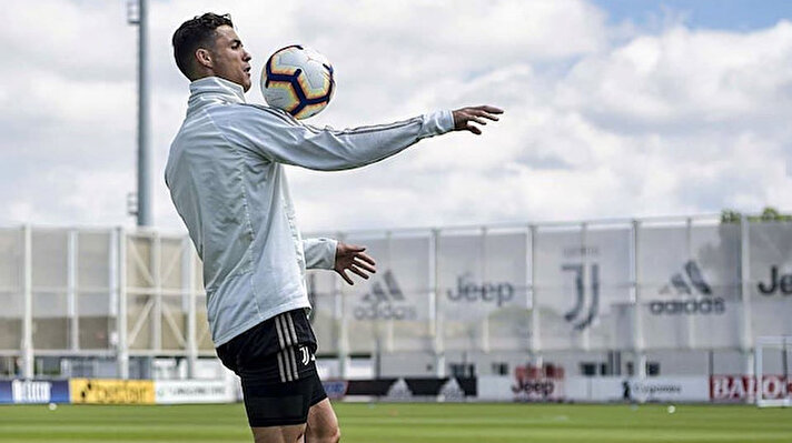 ​İtalyan devi Juventus'ta forma giyen Cristiano Ronaldo ile ilgili flaş bir bilgi İtalyan basınında yer aldı. Portekizli futbolcunun idmanlarını yakından takip eden gazeteciler yıldız ismin kramponlarındaki detayı gözler önüne sererken oyuncunun ortaya çıkan fiziksel parametreleri herkesi şaşırttı.