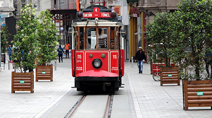 Koronavirüsle mücadele tedbirleri kapsamında 5 Nisan'da seferlerine ara verilen nostaljik tramvay bugün ilk seferini yapmak için Taksim Meydanı'na geldi. 