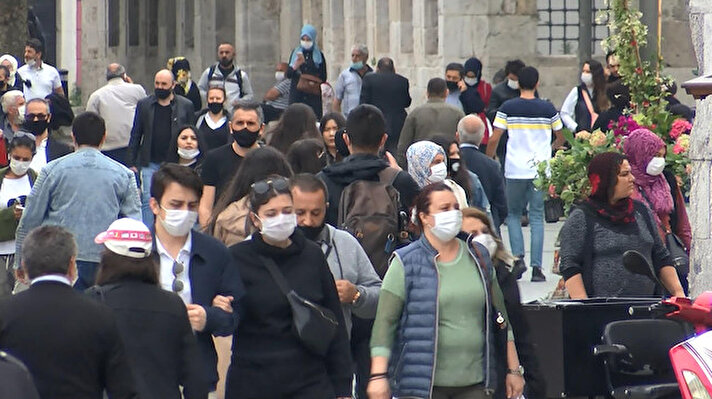 Eminönü Meydanı'nda kimi vatandaşlar bankta otururken, kimileri alışveriş yaptı. Birçok kişi maske takmazken, sosyal mesafe kurallarına uyulmadığı da görüldü.